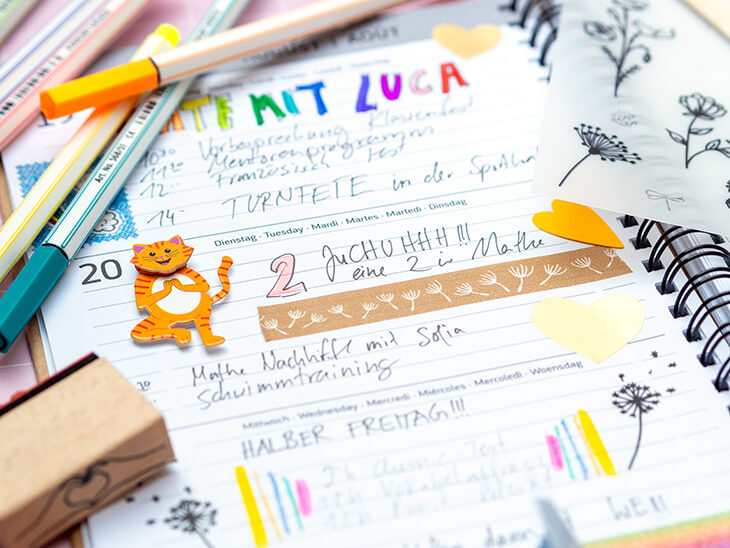 Gestaltete Innenseiten eines Schülerkalenders von BRUNNEN mit Kreativmaterialien von HEYDA und KNORR prandell. Foto: Johanna Rundel