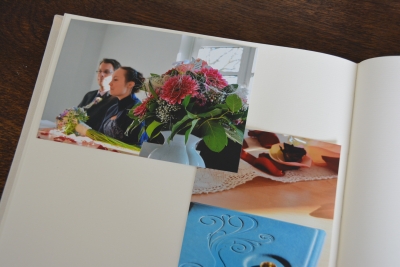 Fotoalbum geöffnet mit zwei überlappenden Fotos.