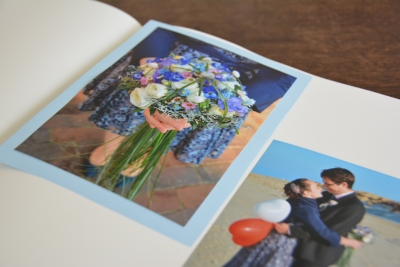 Fotoalbum Seite ist geöffnet, auf dem Foto ist ein Paar mit Luftballons abgebildet und eine Frau mit Blumenstrauß.