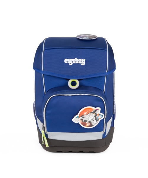 Ein blauer Schulranzen der Marke ergobag ist mit einem Klettie mit dem Motiv eines Raumschiffs.