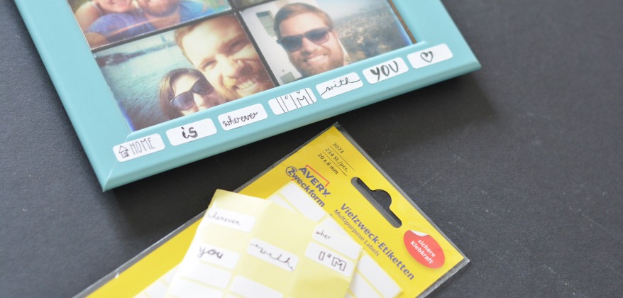 Bilderrahmen mit Etiketten und Selfies, daneben gelbe Etikettenpackung.