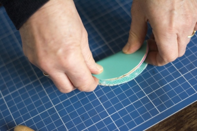Papierkreise werden gefaltet und auf der Hälfte geknickt