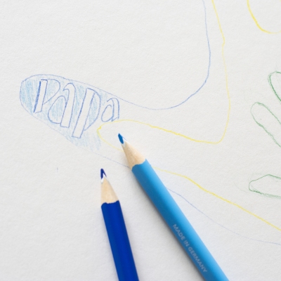 Handzeichnung mit dem Wort „Papa“ und zwei blauen Buntstiften