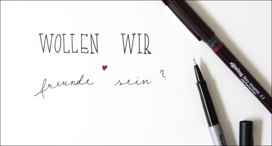 Ein Blatt Papier wurde mit schwarzen Marken von rOtring mit den Worten "Wollen wir Freunde sein?" belettert.