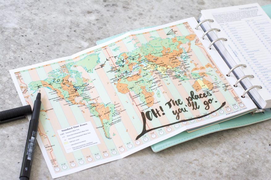 Weltkarte mit Reisezielen und Text „Oh! The places you’ll go.”