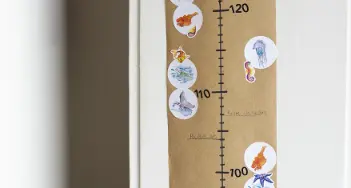 Mit unseren Sticker-Freebies gestalten Sie aus wenigen Mitteln eine selbstgemachte Messlatte für Kinder. Mehr bei Trugge in Geseke und im Onlineshop.