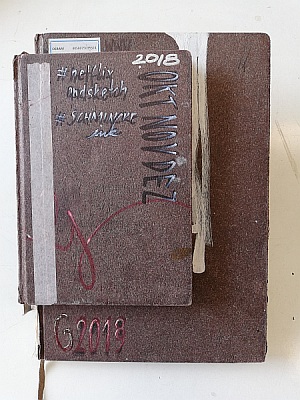 Drei braune Skizzenbücher mit Aufschrift 2018 und Hashtags