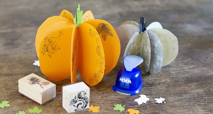 Herbstliche Stempel der Marke Heyda verzieren die gebastelteten Kürbisse.