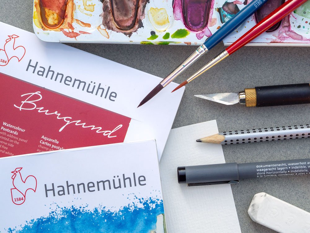 Hahnemühle Papierblöcke, Pinsel, Stifte auf einem Tisch
