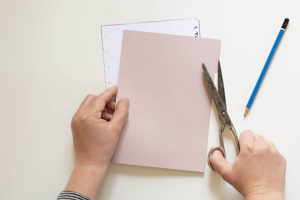 Bastelanleitung Do it yourself-Divider für Filofax Notizbuch Schritt 2: Papier anhand der Schablone zurechtschneiden.