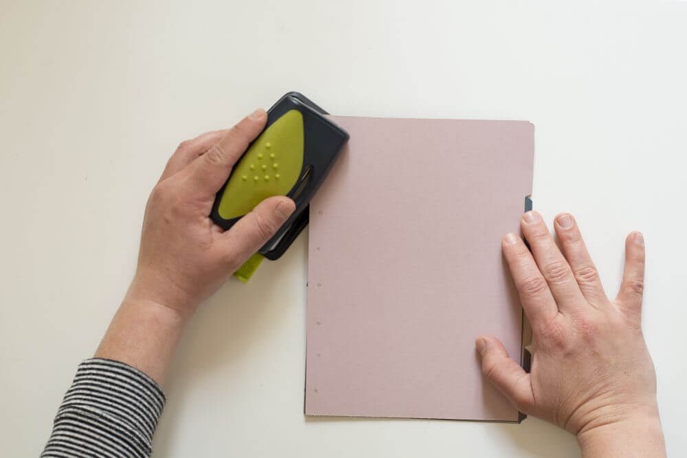 Bastelanleitung Do it yourself-Divider für Filofax Notizbuch Schritt 4: Die Papiere lochen.