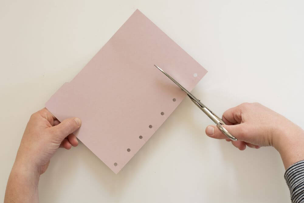 Bastelanleitung Do it yourself-Divider für Filofax Notizbuch Schritt 1: Die Papiere an den Löchern einschneiden.