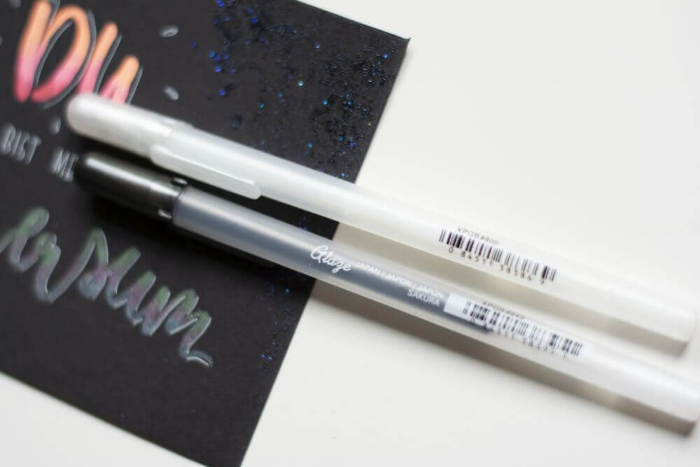 Nahaufnahme der Handletteringstifte Gelstifte "Gelly Rolls Glaze" von Sakura.