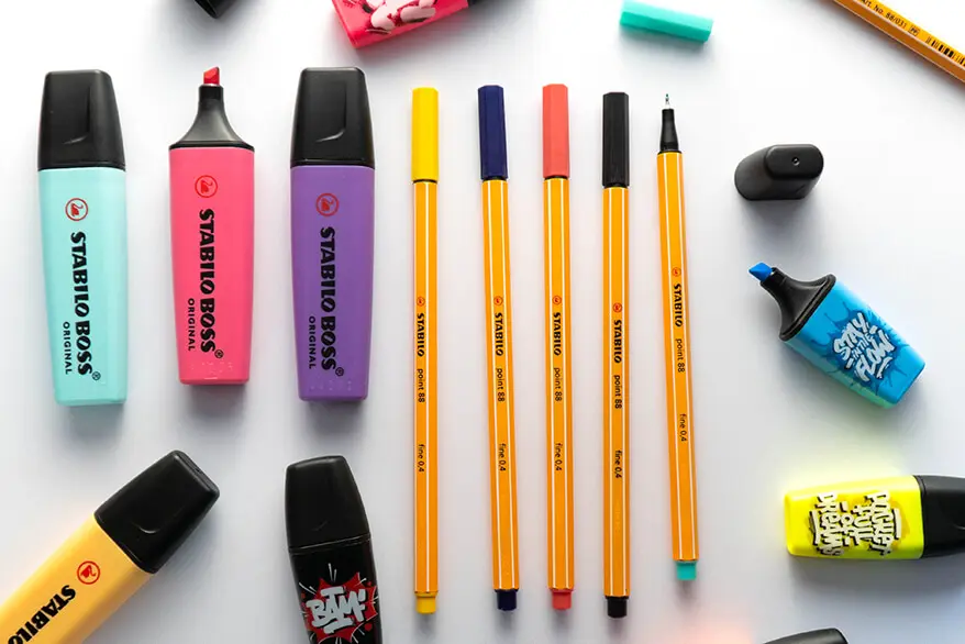 Verschiedene Marker und Fineliner von STABILO liegen auf einem weißen Untergrund.