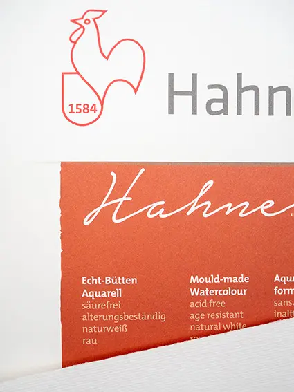 Deckblatt eines Hahnemühle Echt-Bütten Aquarellpapier auf dem das typische Hahn-Logo von Hahnemühle zu sehen ist. Foto: Johanna Rundel