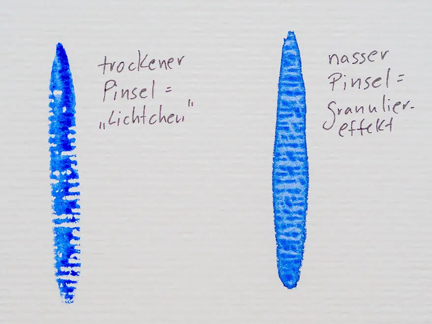 Auf einem rauen Aquarellpapier von Hahnemühle wurde links ein blauer Strich mit trockenem Pinsel und rechts ein Strich mit nassem Pinsel gemalt. Foto: Johanna Rundel 
