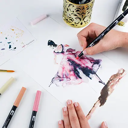 Jemand malt mit Brush Pens von Tombow eine Frauensilhouette auf ein Blatt Papier.