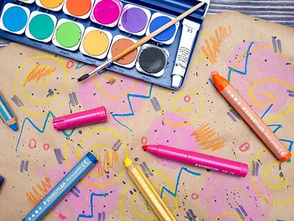 Auf braunem Backpapier wurde mit Bunt-, Filz- und Wachsmalstiften von STAEDTLER sowie mit Wasserfarben ein abstraktes Muster gemalt. Foto: Johanna Rundel