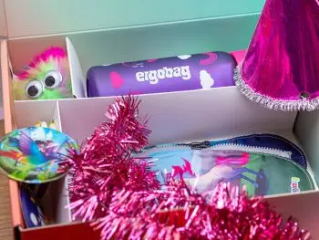 ergobag-Geschenbox zum Thema „Märchen“ mit passenden Accessoires für den Schulstart. Foto: Johanna Rundel