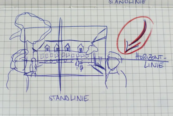 Nahaufnahme einer architektonischen Skizze mit Hilfslinien, Gebäuden und Menschen.
