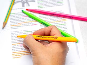 Jemand markiert einen längeren Text mit verschiedenfarbige Textmarkern von STAEDTLER. Foto: Johanna Rundel
