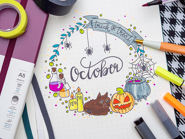 Monatsdeckblatt für Oktober in einem Bullet Journal von LEUCHTTURM1917. Das Motiv: Ein „Kranz“ mit Halloween-Motiven mit einem Banner auf dem „Trick-or-Treat“ steht. Foto: Johanna Rundel