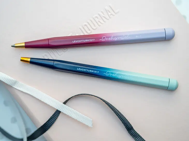 Zwei Gradient-Drehgriffel von LEUCHTTURM1917 auf einem BuJo. Foto: Johanna Rundel
