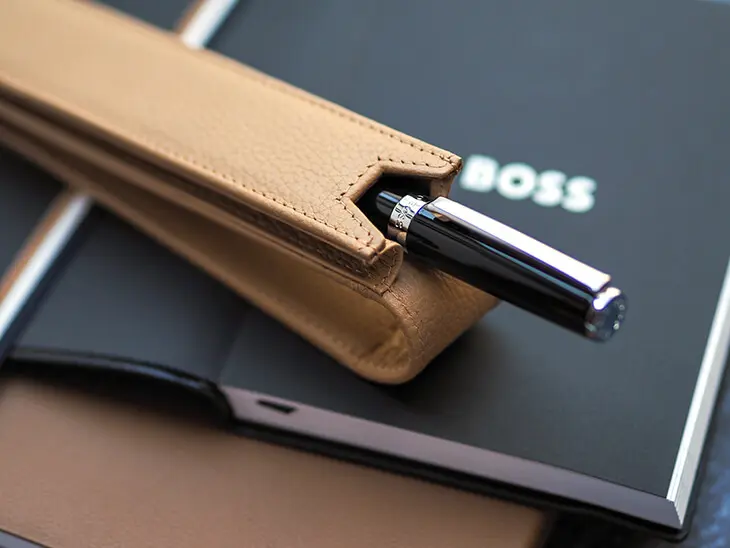 Schwarzer HUGO BOSS Füller ragt aus beigem Leder-Etui. Foto: Johanna Rundel