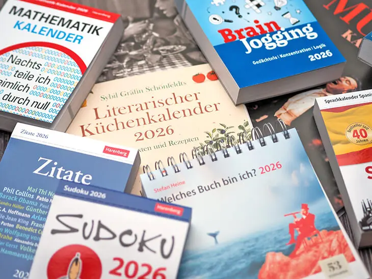 Verschiedene Kalender des Athesia Kalenderverlags liegen kreuz und quer zusammen. Foto: Johanna Rundel