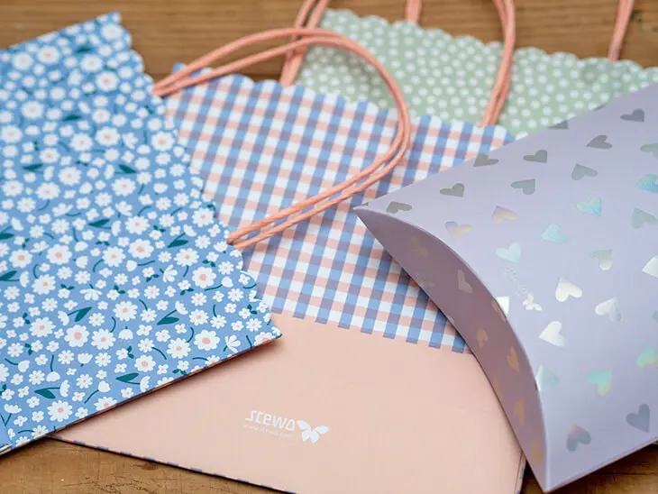 Verschiedene Geschenktüten und Geschenkschachteln von STEWO. Foto: Johanna Rundel