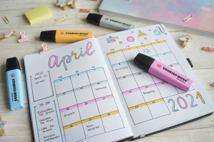 Ein bunt gestaltetes Bullet Journal mit Stabilo Textmarkern auf einem Tisch.