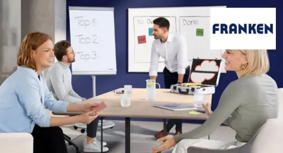 Mitarbeiter in einer Workshop-Situation im Büro