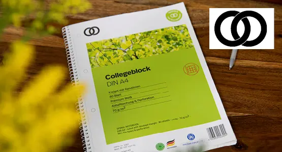 Ein Collegeblock der Marke oeco liegt auf einem Holztisch. Rechts oben ist das Logo von oeco abgebildet.