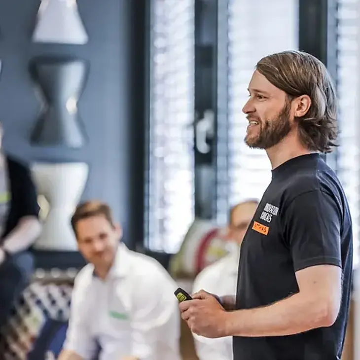 Innovationscoach Matthias Lenssen hält während eines Workshops einen Vortrag.