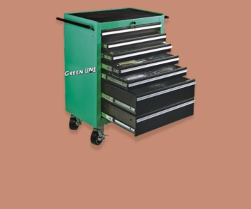 Werkstattwagen vor braunem Hintergrund.