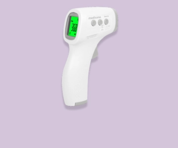 Fieberthermometer vor lila Hintergrund.