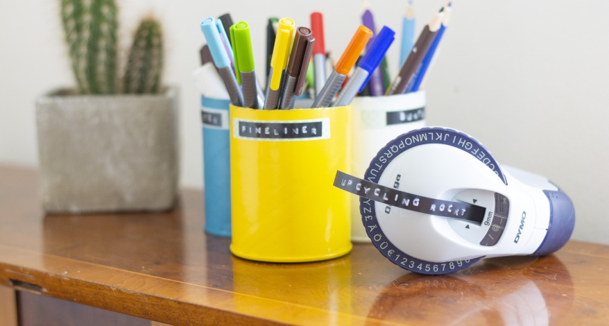 Bunte DIY-Stiftehalter aus recycelten Dosen mit Etiketten von Dymo.