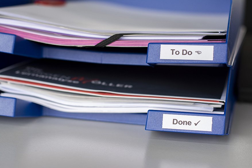 Büroablage mit „To Do“ und „Done“-Etiketten zur Aufgabenorganisation
