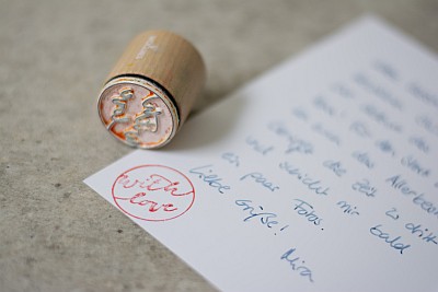 Innenseite einer Karte der Marke ABC. Unter dem Text ist ein Stempel zur Verzierung aufgedruckt.