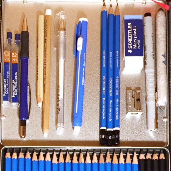 Bleistifte in verschiedenen Stärken und Radiergummies