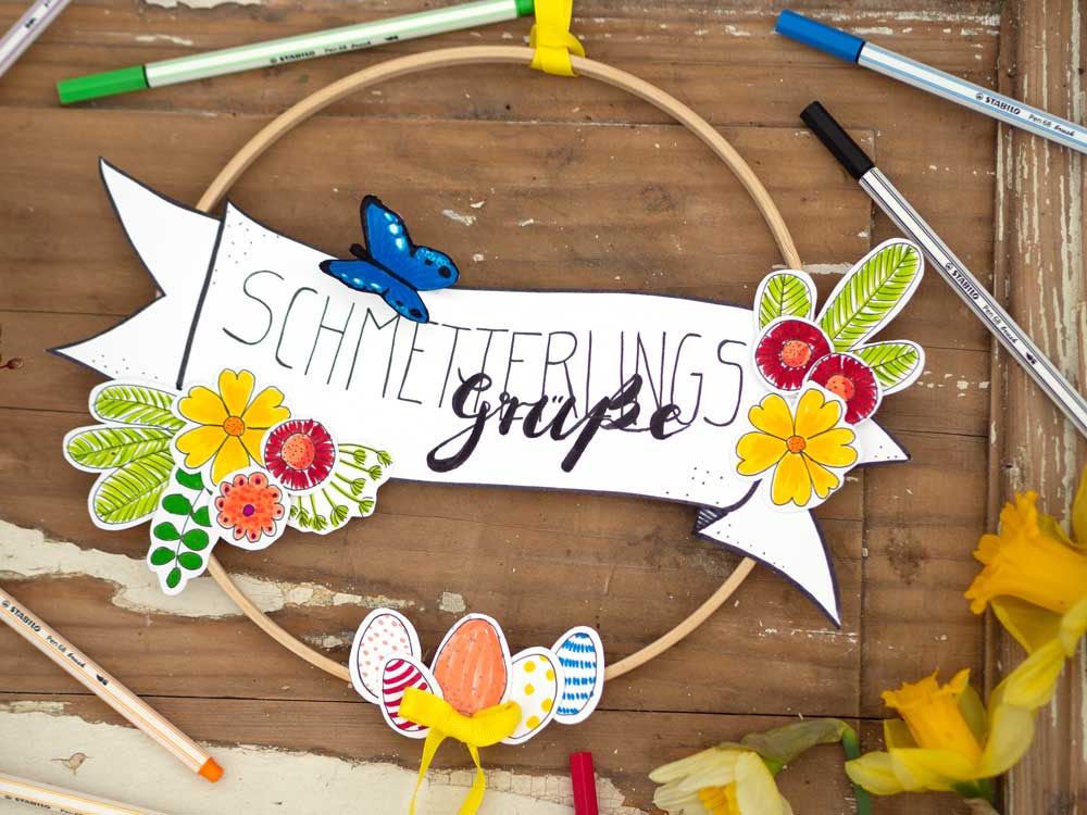 Fertiger Dekoreif mit Papierblumen, Papier-Schmetterling und Papier-Ostereiern