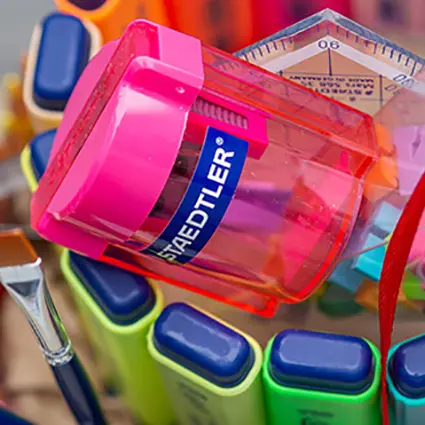 Aufnahme einer Stifte-Torte aus der Vogelperspektive. Zu sehen sind die Stiftreihen und die mit verschiedenen Schulmaterialien von Staedtler gefüllten Etagen des originellen Geschenks zur Einschulung.