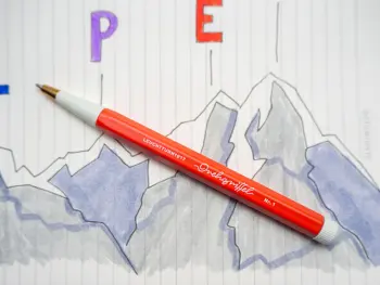 Ein roter Drehgriffel von LEUCHTTURM1917 liegt auf einem aufgeschlagenen Notizheft mit einer To-Do-Liste. Foto: Johanna Rundel