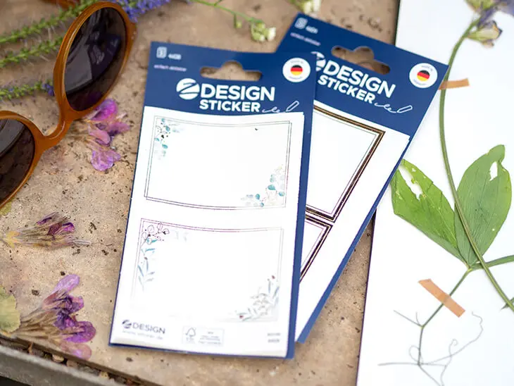 Zwei Packungen Avery Zweckform Sticker zum Handbeschriften. Foto: Johanna Rundel