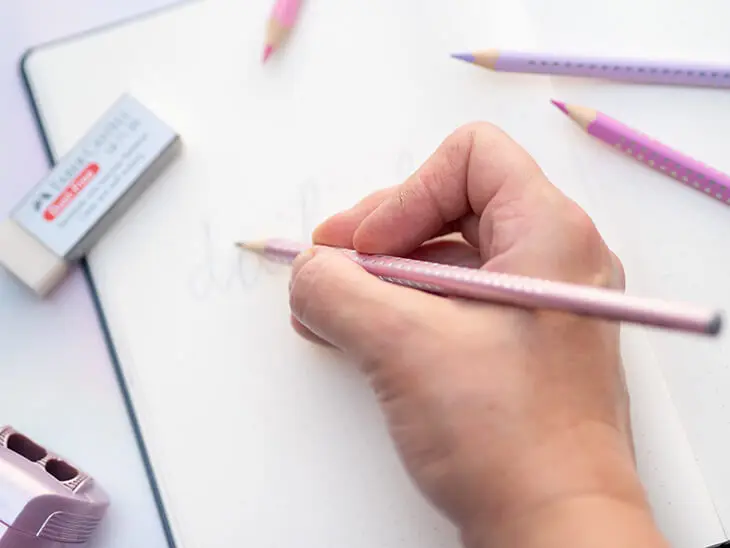 Jemand schreibt mit einem Bleistift von Faber-Castell in ein BuJo. Foto: Johanna Rundel