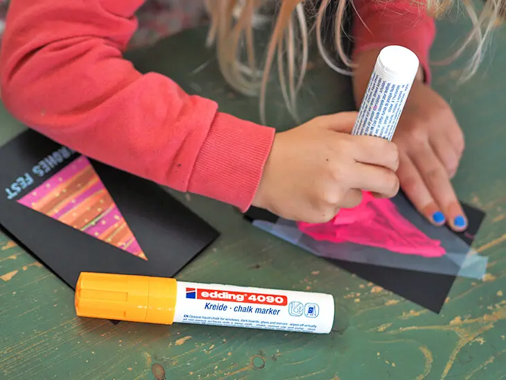 Ein Kind malt mit einem dicken Kreidemarker von edding eine Weihnachtskarte. Foto: Johanna Rundel