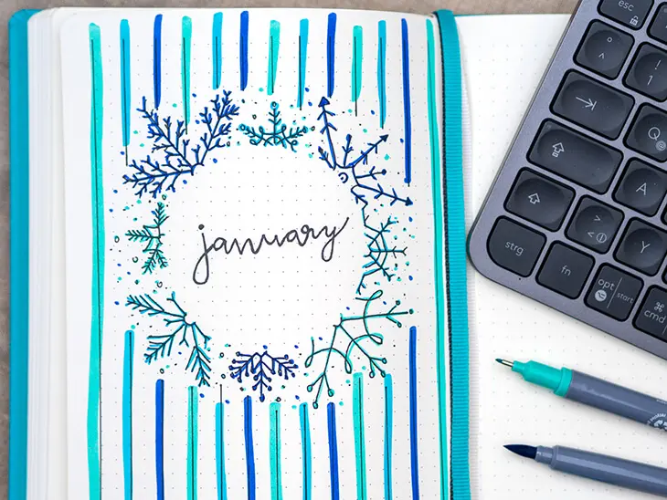 LEUCHTTURM1917 Bullet Journal mit Januar Deckblatt: Eiskristalle in kühlen Blautönen. Foto: Johanna Rundel