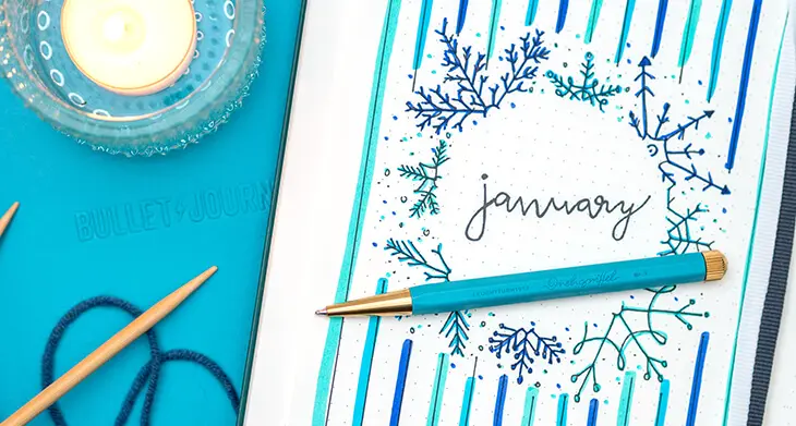 Bullet Journal Deckblatt Januar mit Eiskristallen in kühlen Blautönen. Foto: Johanna Rundel