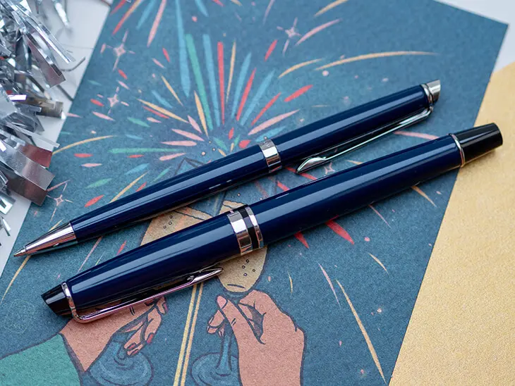 Zwei blaue Waterman-Schreibgeräte liegen auf einer Sylvester-Grußkarte. Foto: Johanna Rundel