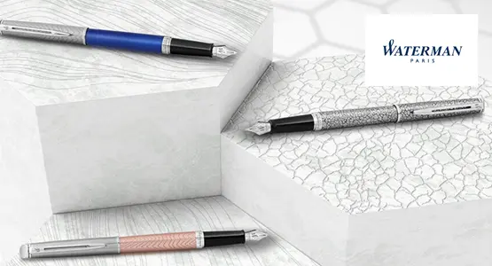 Drei Füllhalter von Waterman sind auf Stufen in sechseckiger Form drapiert.